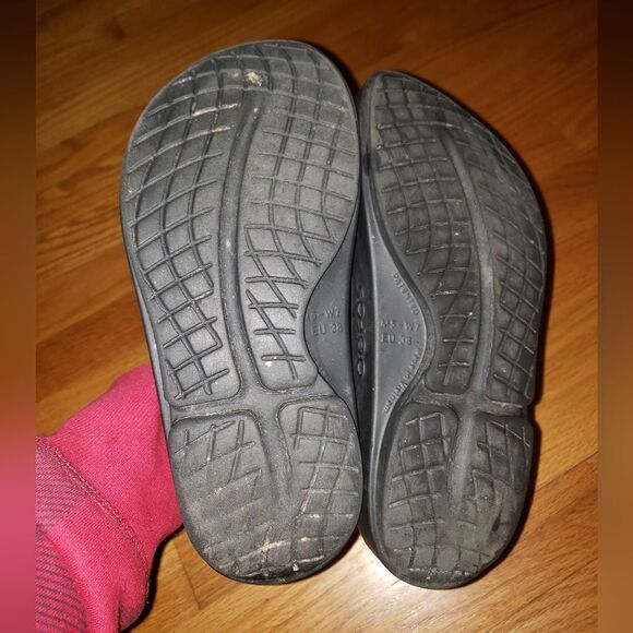 Oofos Black Rubber Sandals - Picture 5 of 6